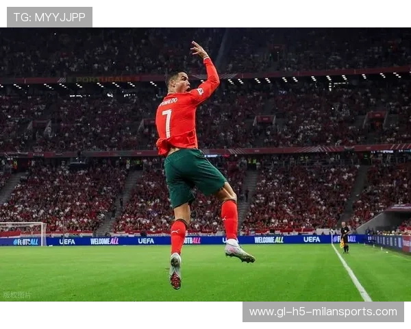 C罗新耳钉太闪,球迷表示被晃到:这次是真的“光芒万丈”! C罗新耳钉太闪,球迷表示被晃到:这次是真的“光芒万丈”!